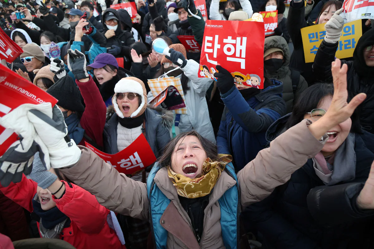 Oposition protesters celebrate Yoon’s impeachment.