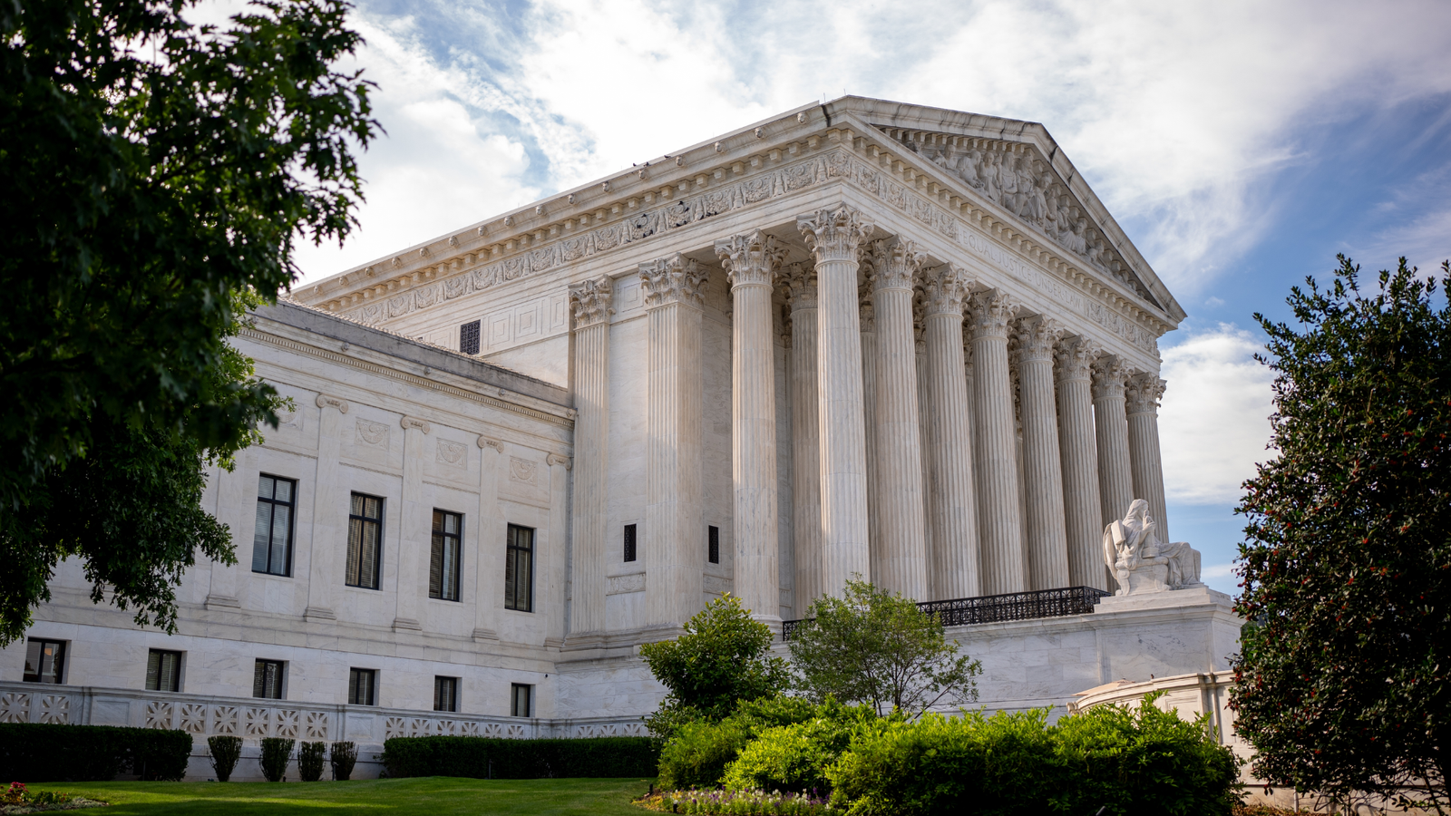 Supreme Court allows Trump to fire FTC commissioner